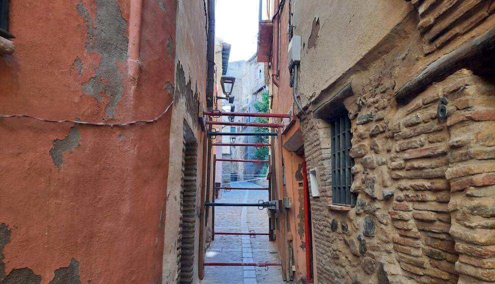 Los bomberos apuntalan una casa derrumbada en Tarazoza