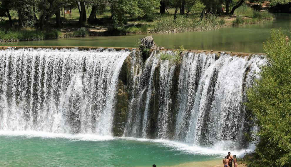 Turistas en el salto de Bierge.