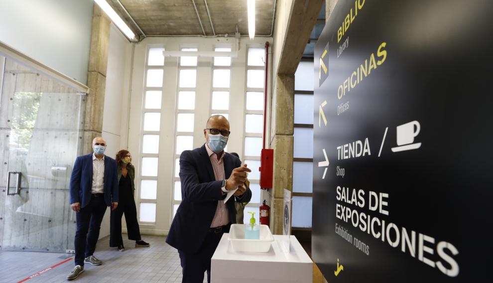 Felipe Faci a la entrada al museo Pablo Serrano de Zaragoza.