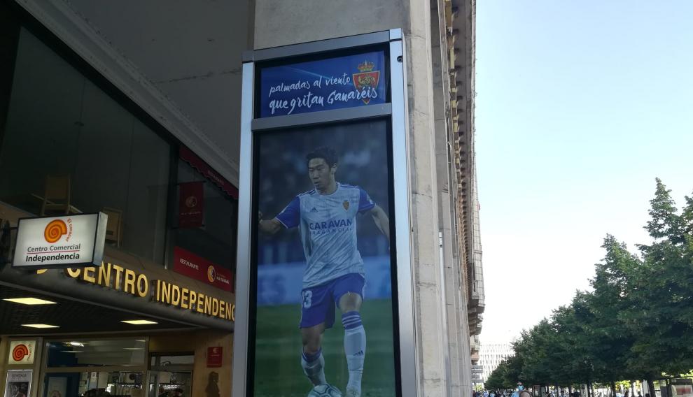 Cartel de Shinji Kagawa en el Paseo Independencia.