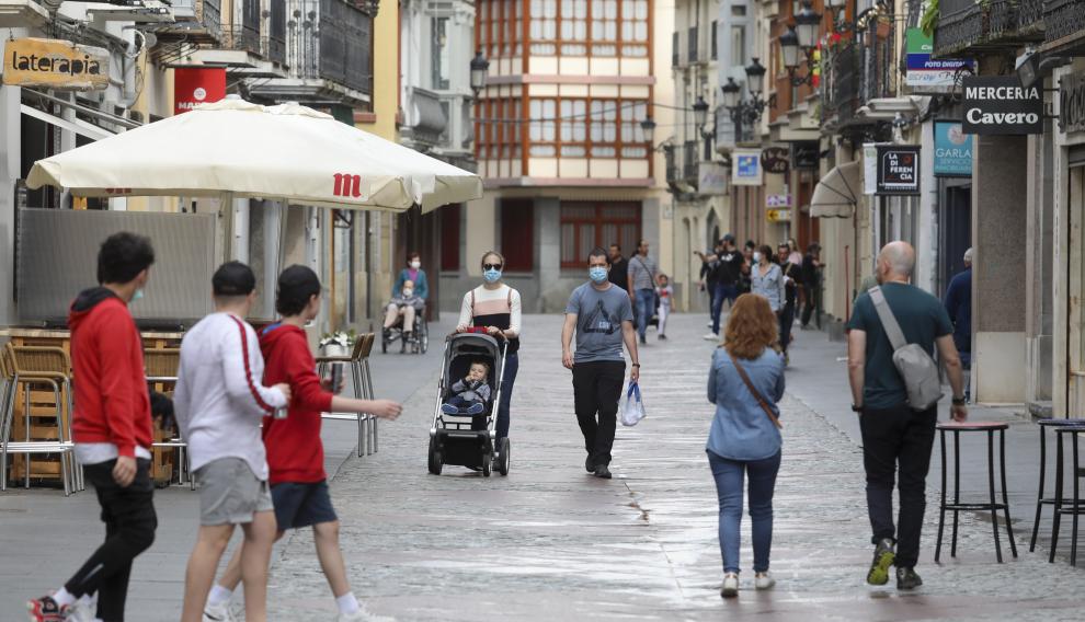 La calle Mayor de Jaca este sábado, con pocos viandantes, una imagen inusual un fin de semana de junio.