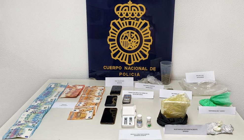 Drogas y material intervenido a los dos detenidos en la operación de Zaragoza.