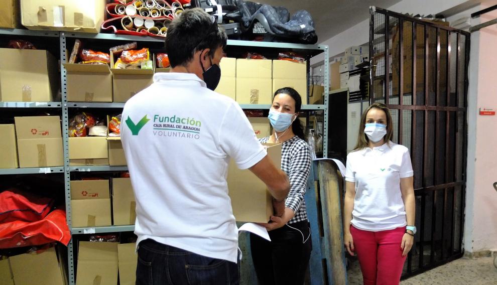 Voluntariado de la Fundación Caja Rural y de Cruz Roja han colaborado en el reparto.