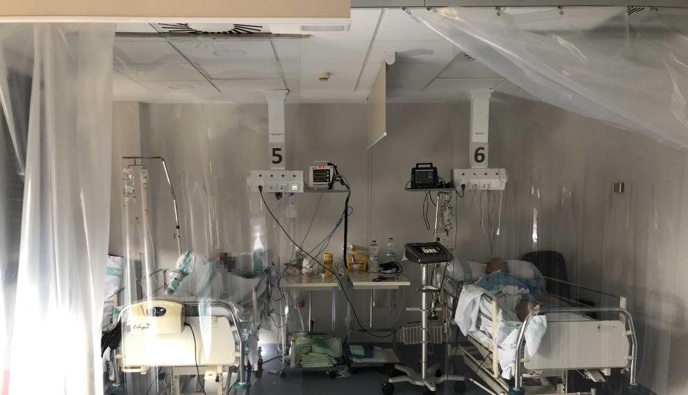 Dos pacientes de coronavirus en la UCRI del Hospital Clínico de Zaragoza.