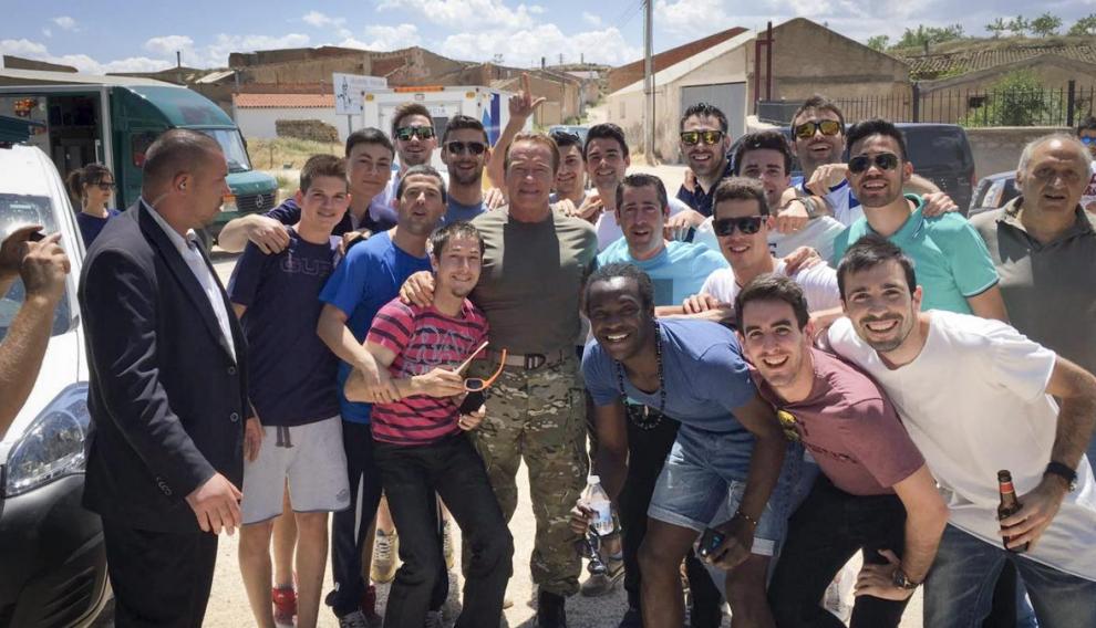 Arnold Schwarzenegger con los jugadores del Club Deportivo Belchite
