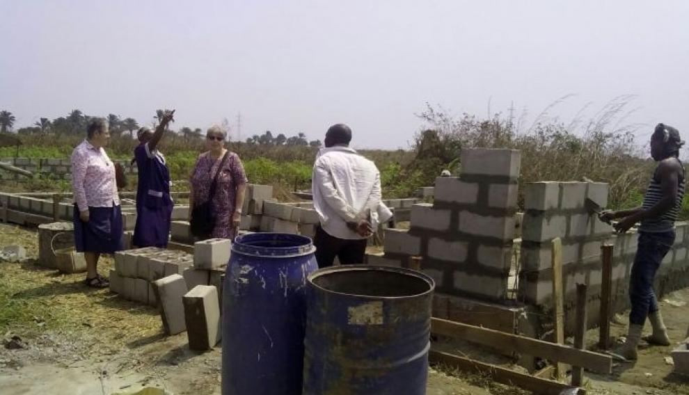 Ríos y una de las escuelas levantadas en Impuru, cerca de Kinshasa.