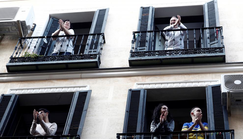 Vecinos del barrio de Lavapiés en sus balcones.