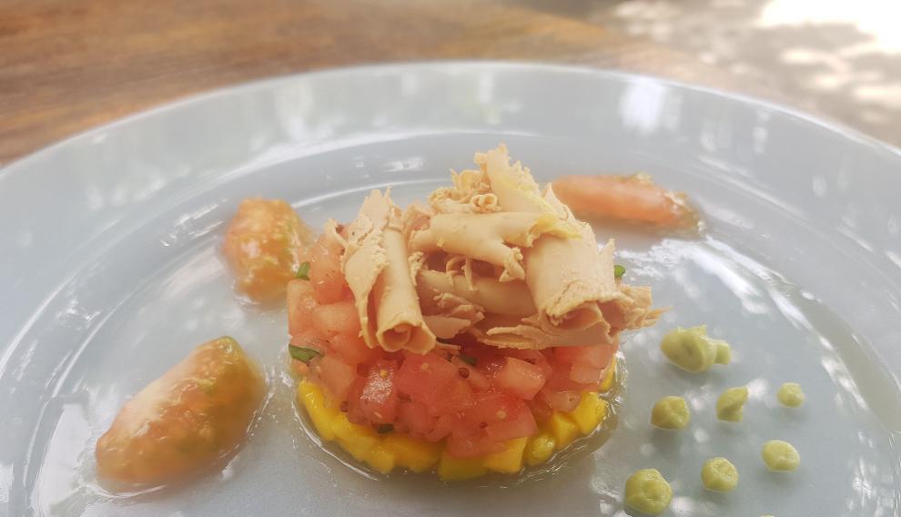 Tartar de tomate, mango y foie, del restaurante Tres Caminos (El Grado).