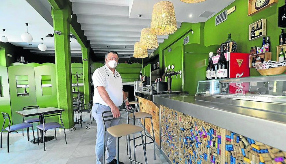Gregorio Abadía, hostelero de Fraga, en el interior de su local, con aforo limitado por la fase 2.