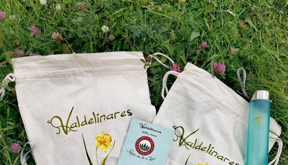 El pasaporte del "embajador" de Valdelinares y obsequios de la campaña.
