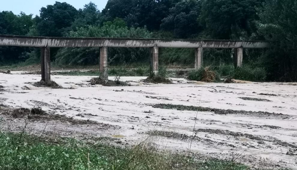 Una tormenta anega el barranco de Cregenzán y la ronda norte en Barbastro