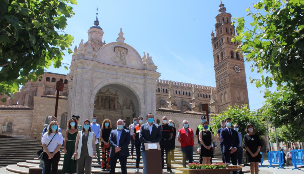 Foto de familia de la Corporación Municipal con todos los colectivos tras el acto de homenaje.