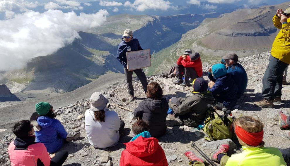 Participantes en la travesía geológica por el Parque Nacional de Ordesa, en la cima de Monte Perdido.