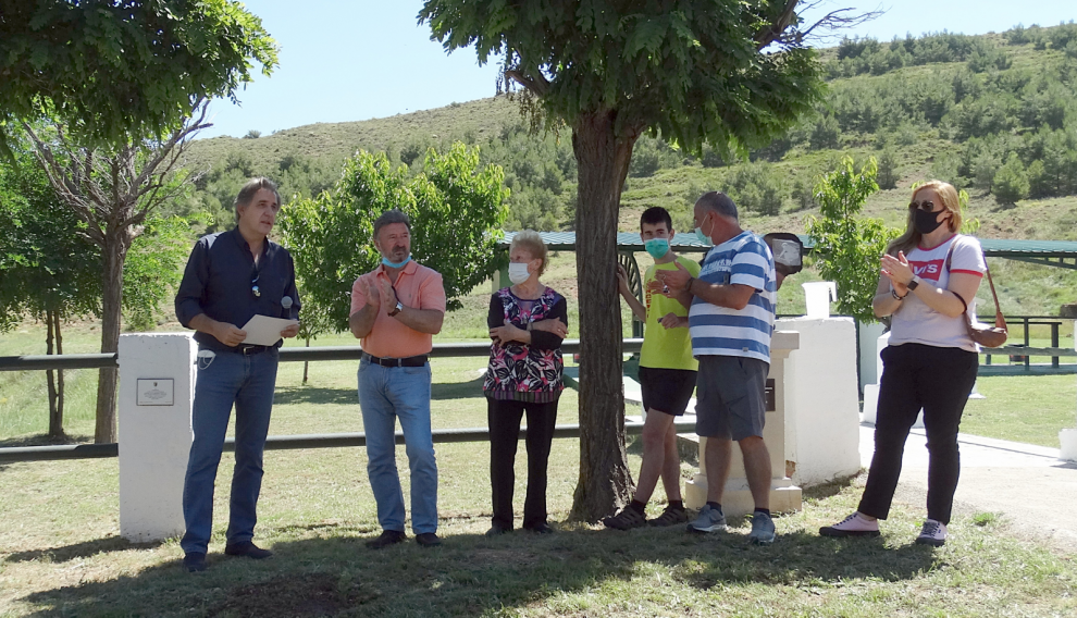 Utrillas planta una carrasca en memoria de las víctimas del coronavirus
