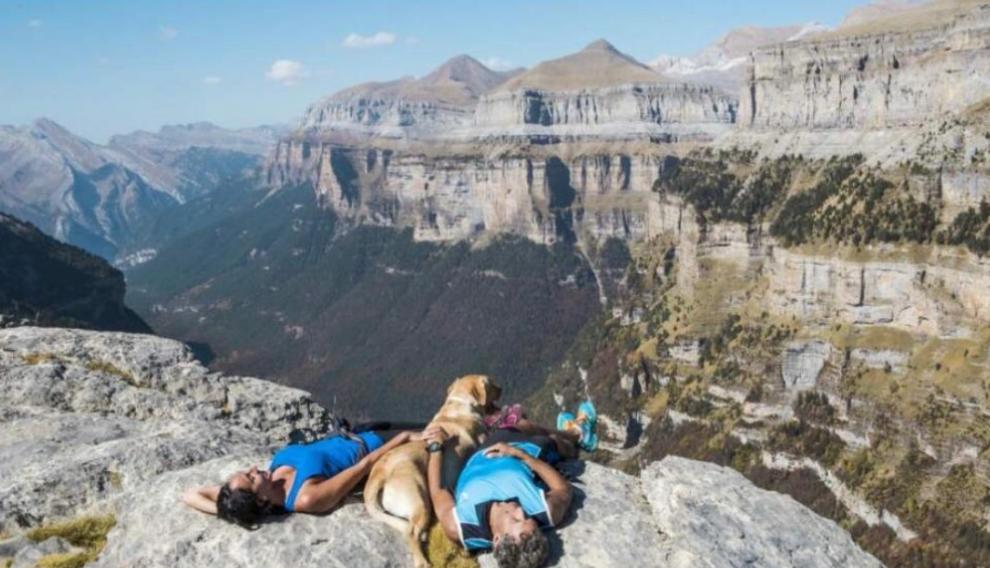 Una pareja y su perro, en lo alto del valle de Ordesa.