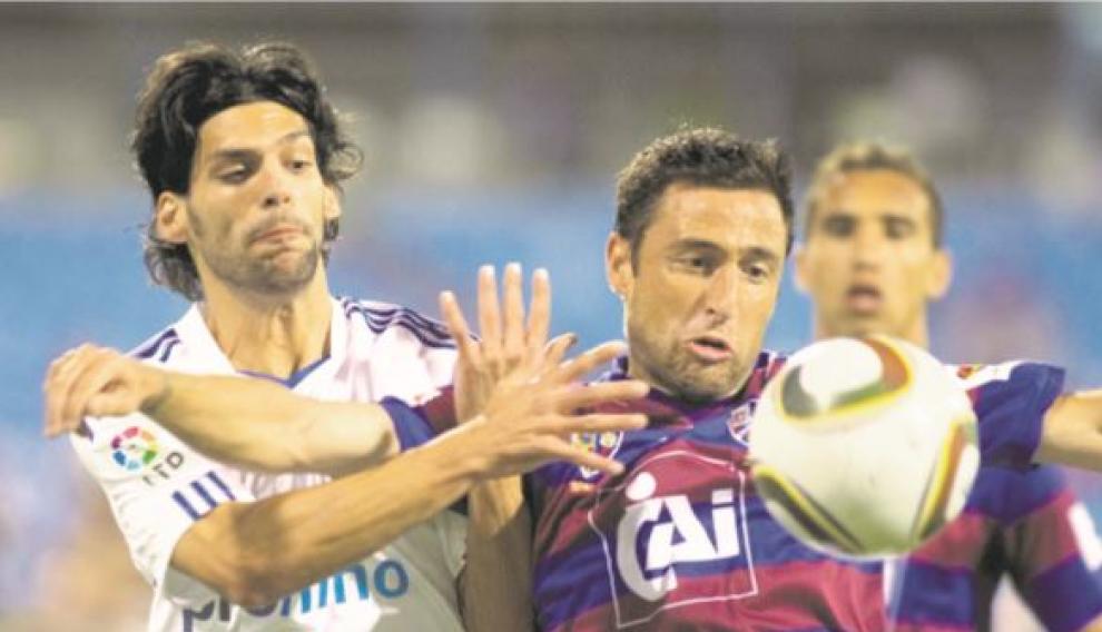 Lafita pugna con un rival azulgrana en el Real Zaragoza-SD Huesca del Trofeo Ciudad de Zaragoza-Memorial Carlos Lapetra de 2010, jugado con las gradas casi vacías.