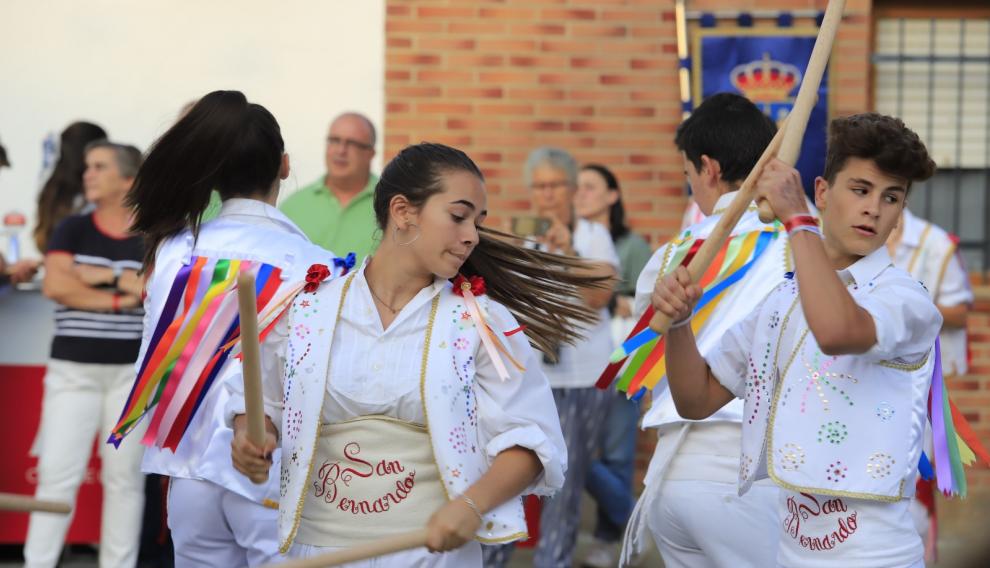 Miembros de la Asociación Cultural Dance de San Bernando, interpretando el tradicional baile