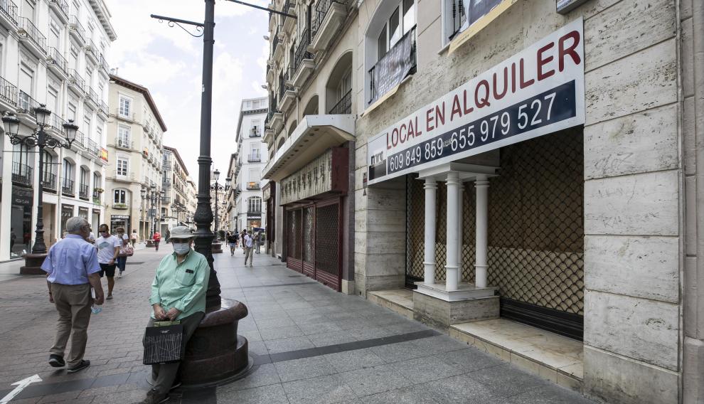 En la calles de Alfonso I también proliferan las persianas echadas.