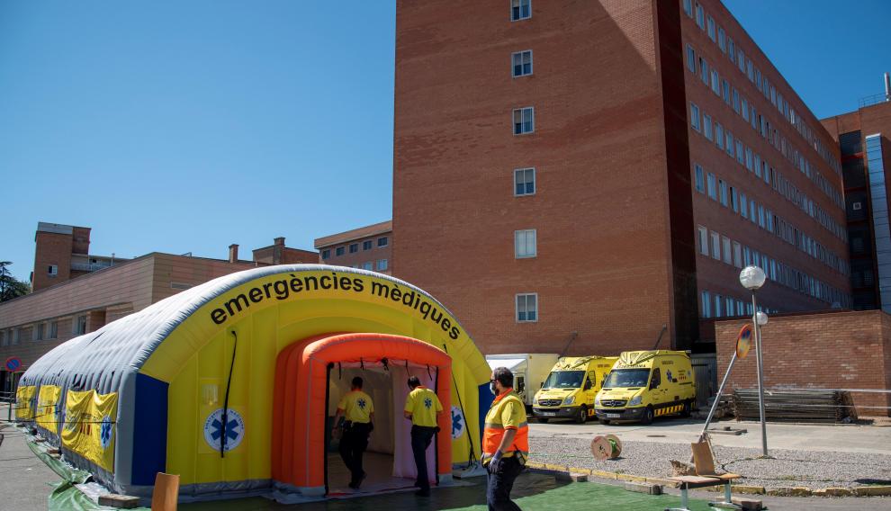 Hospital de campaña instalado en Lérida junto al centro hospitalario Arnau este viernes.