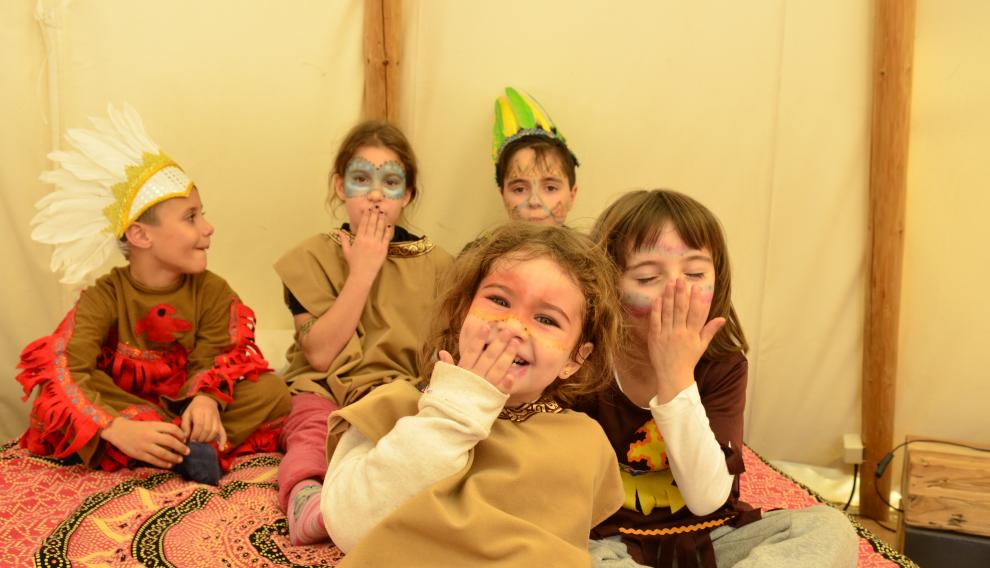 Los niños se pintan y visten como indios para pasar la noche en un tipi