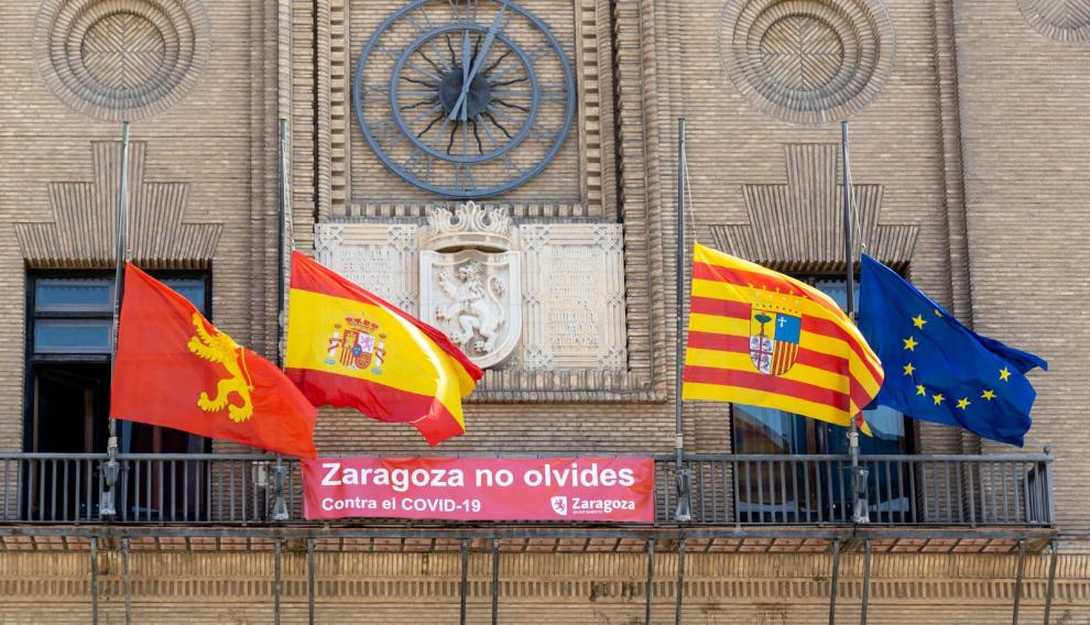 Las banderas del Ayuntamiento de Zaragoza ondean a media asta.
