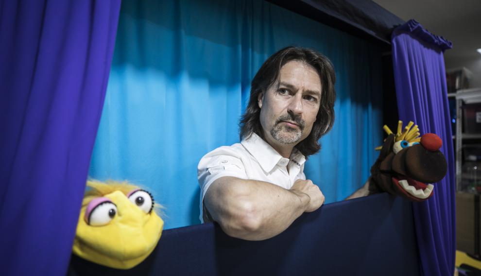 José Antonio Roncales, con los muñecos de sus espectáculos.