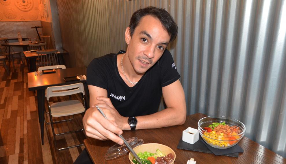 Duncan Belzozarri, con los dos pokes de la taberna Izakaya.