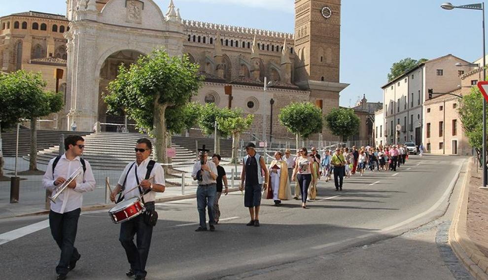 Imagen de una de las últimas celebraciones de la romería de Quililay de Tarazona, en la que los romeros se dirigen desde la catedral hacia el Crucifijo