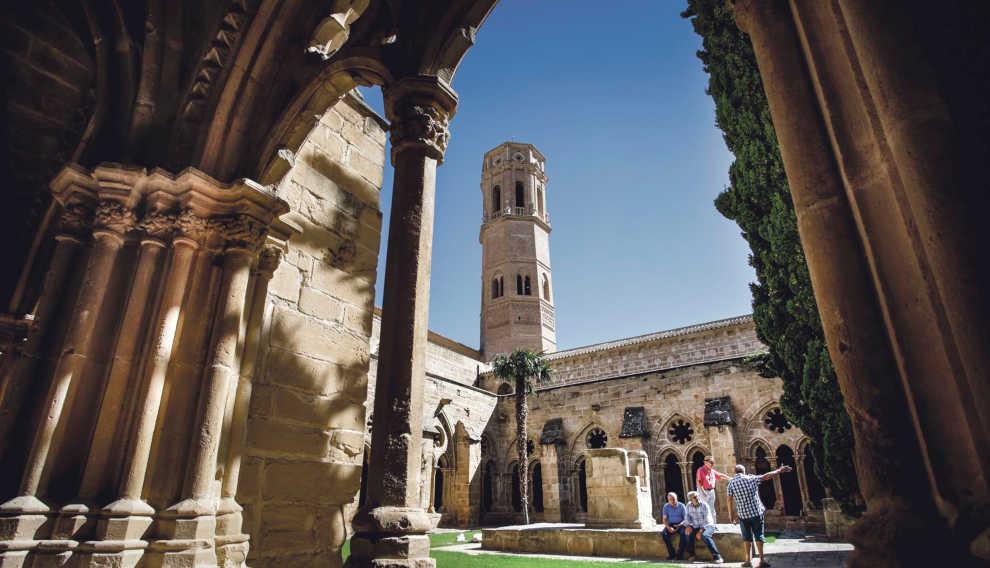 El monasterio de Rueda cuenta entre sus encantos con una torre de estilo mudéjar.