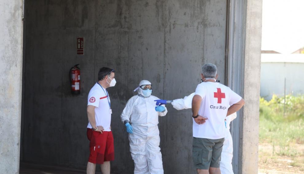 Operativo establecido en Albalate de Cinca para el traslado de los temporeros contagiados del asentamiento ilegal al polideportivo.