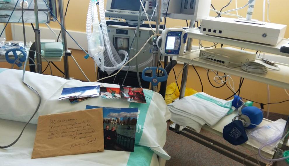 Su hijo le dejó una dedicatoria y fotografías familiares en la cama que ocupaba en la uci.