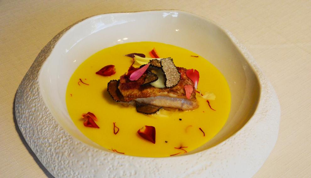 Salmonete al azafrán, parmentier con bacón y trufa de temporada.