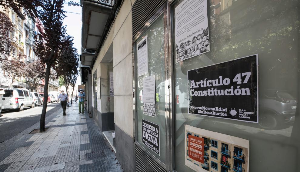 La entrada del hotel se ha llenado con carteles alusivos al derecho de todos los españoles a disfrutar de una vivienda digna y adecuada.