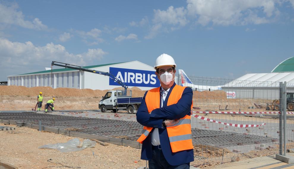 El director del aeropuerto, Alejandro Ibrahim, delante de las obras para construir tres naves destinadas a pequeños aviones.