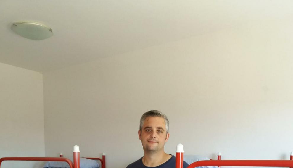 Carles Romero, en las habitaciones del establecimiento.