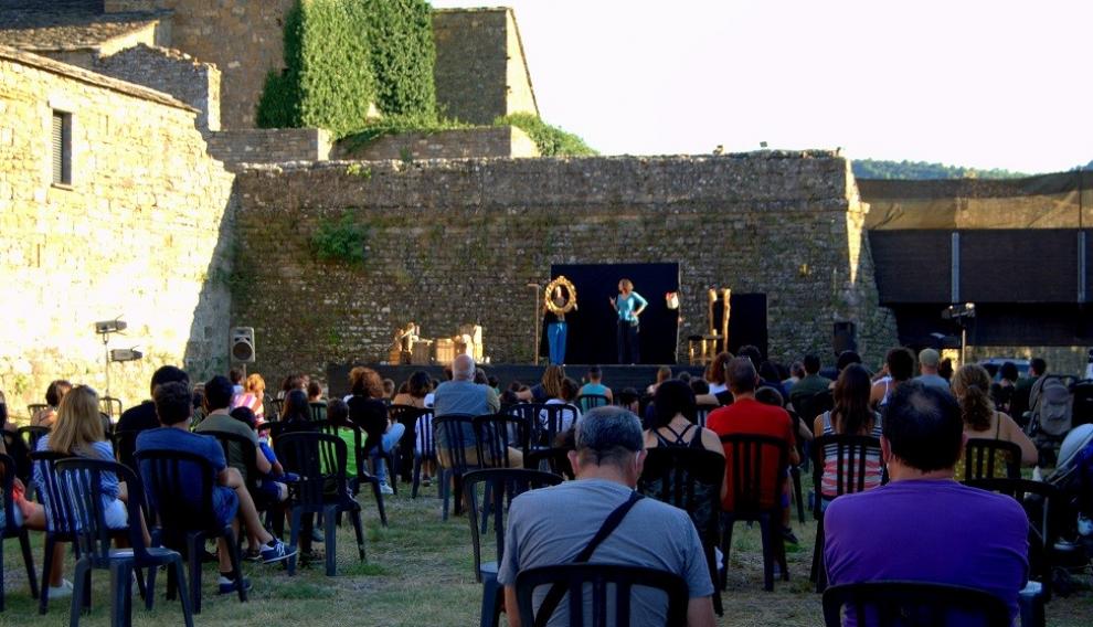 Las actuaciones tienen lugar al aire libre en el foso del Castillo de Aínsa