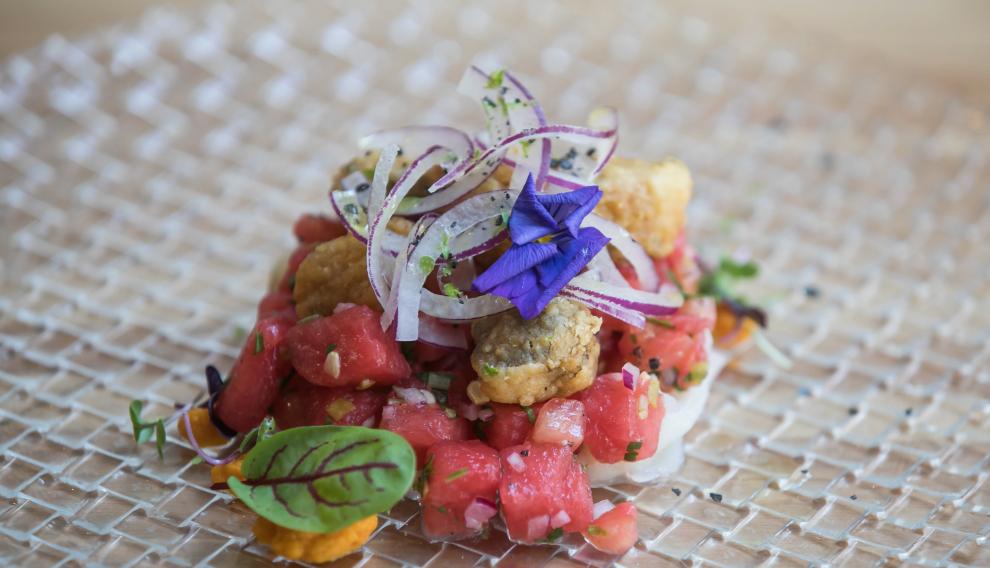 Cebiche de bacalao ahumado, cazón y sandía.
