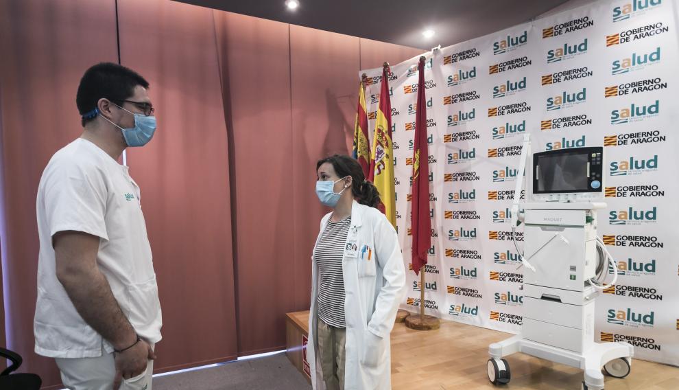 La jefa de servicio de Electromedicina del Clínico y un técnico, junto a uno de los respiradores.