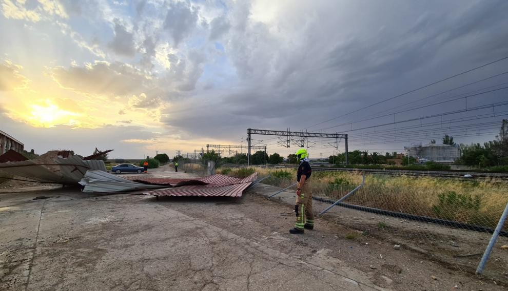 El viento se ha llevado parte de la cubierta de Grúas Tadi, en Miralbueno.