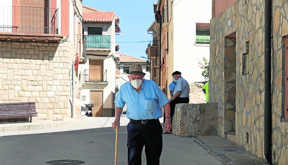 Vicente Rubio, un vecino de Burbáguena de 93 años, tiene ingresadas en la residencia a dos hermanas, de 99 y 101 años, que, de momento, siguen bien de salud.