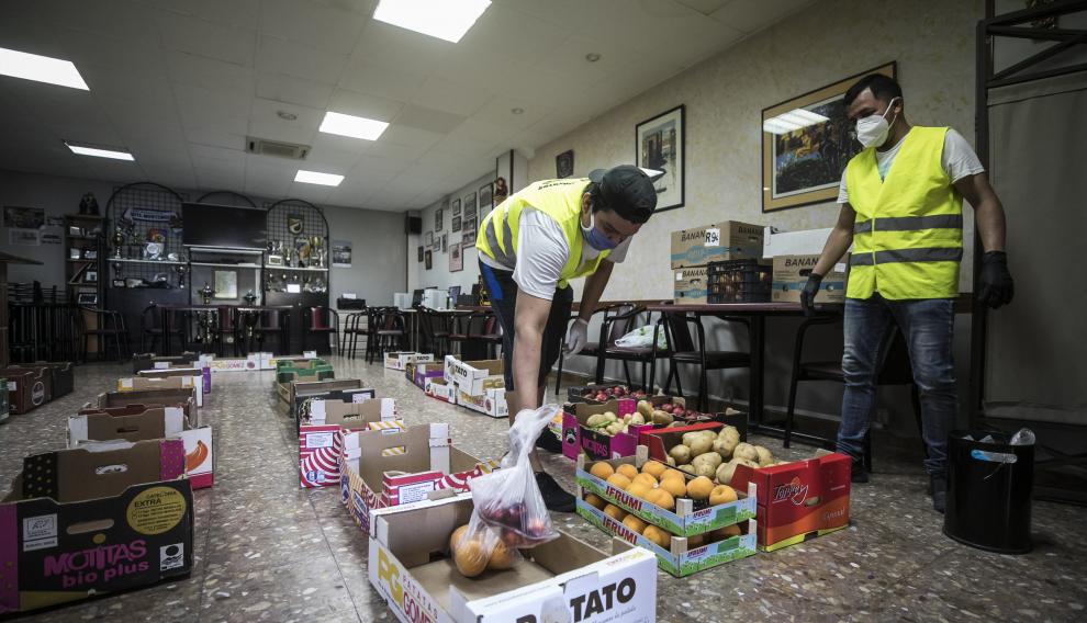 Las cajas con la comida ocupan el suelo del salón social de la sede de la Asociación de Vecinos Cívitas.