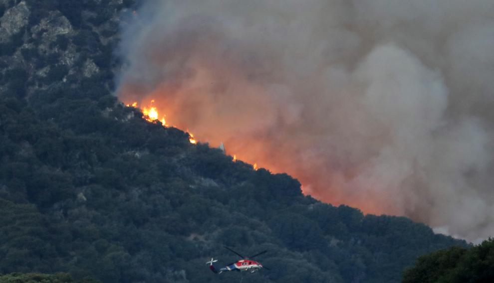 Thousands evacuated as Apple Fire burns east of Los Angeles