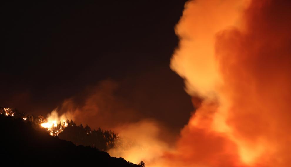 Thousands evacuated as Apple Fire burns east of Los Angeles