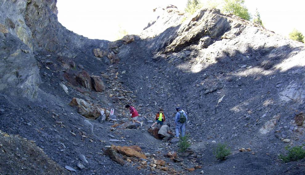 Socavón de la mina de pirita y pequeños restos del mineral que se explotaba, a unos 600 metros al noreste de Cerler.