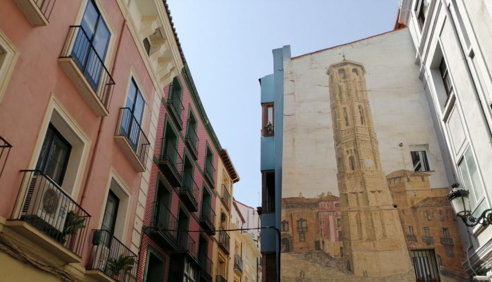 Mural que recuerda a la Torre Nueva, en la calle del mismo nombre de Zaragoza.