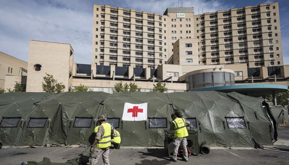 Carpa de triaje instalada en el aparcamiento del Hospital Clínico de Zaragoza para descongestionar la zona de Urgencias.
