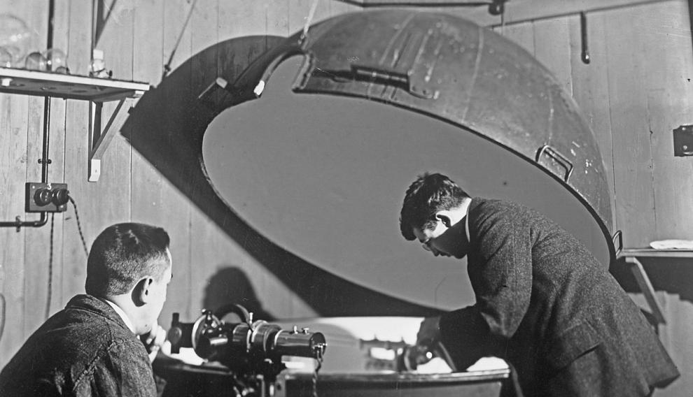Experimentación con luz en el laboratorio de física de Philips en 1916.