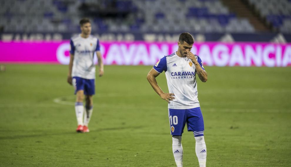 Javi Ros, cabizbajo, nada más fallar el lanzamiento del penalti.
