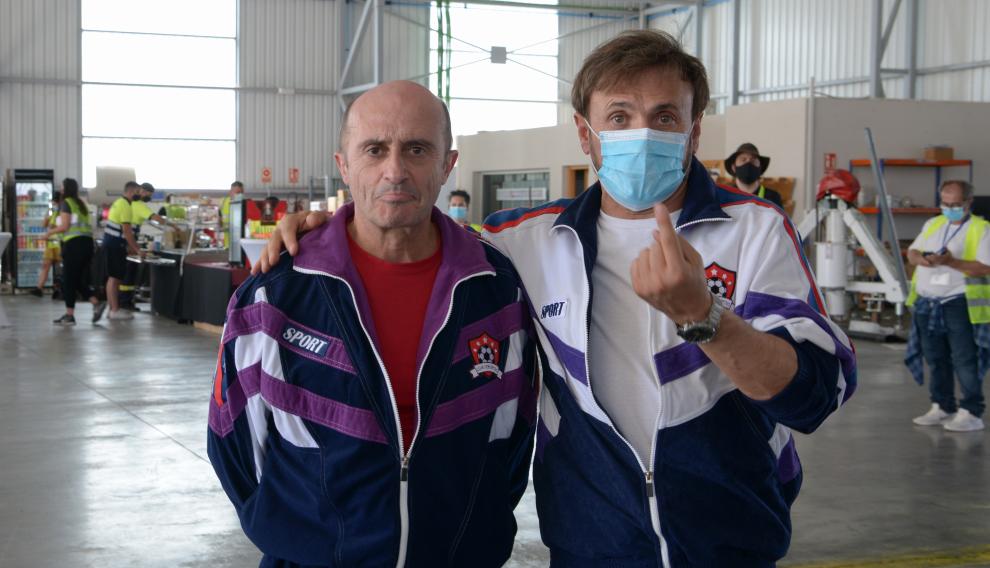 José Mota y Pepe Viyuela en pleno rodaje de 'García y García' en el aeropuerto de Teruel.