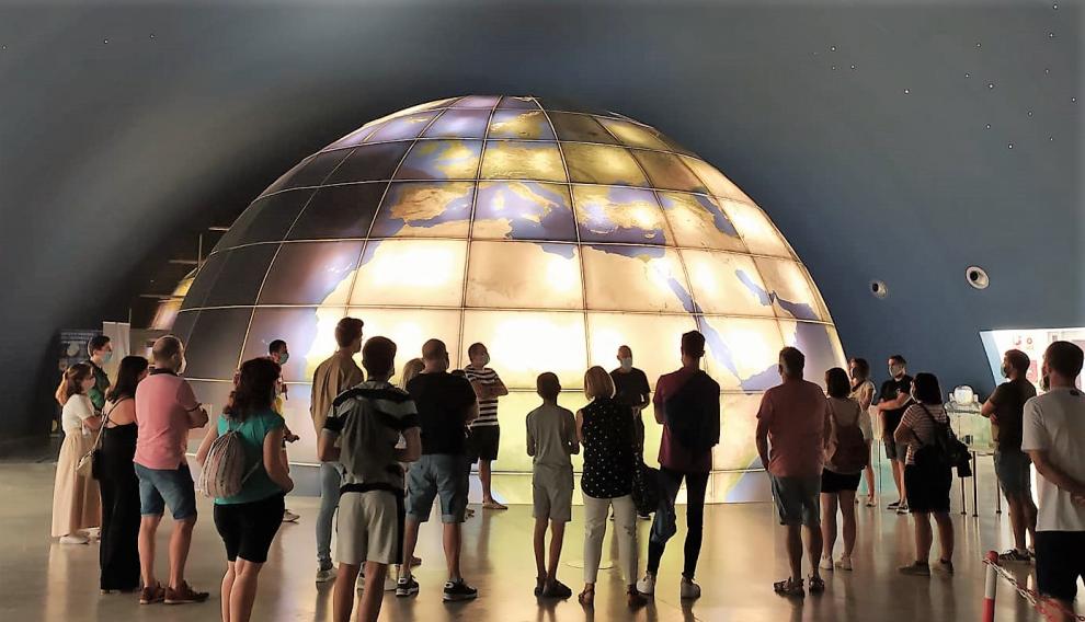 Observación de las estrellas en el Planetario de Aragón, ubicado en Huesca.